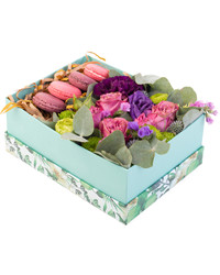 макаруны и цветы в коробочке